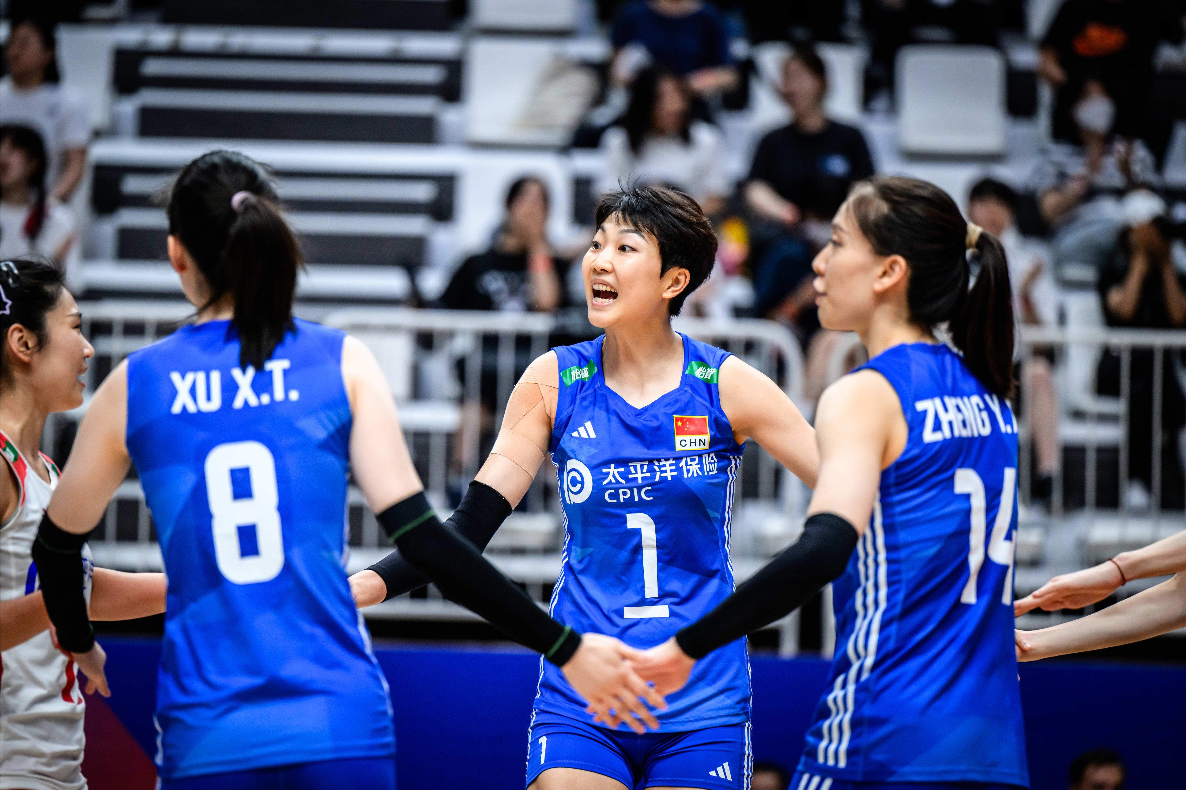 女巫吉玛海报女侠;飞天英姿飒爽女性观众一直是主力观影群体，而这些女性观众又会拉着自己的另一半观影，因此女性观众对一部电影的认可指数决定了票房的成败